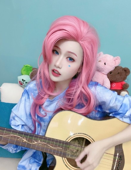 弹吉他的萨勒芬妮cos