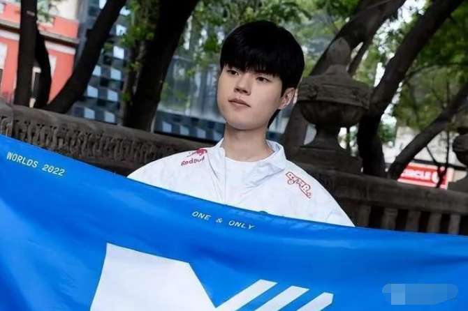 RNG首败后，LCK女主持现场跳舞庆祝