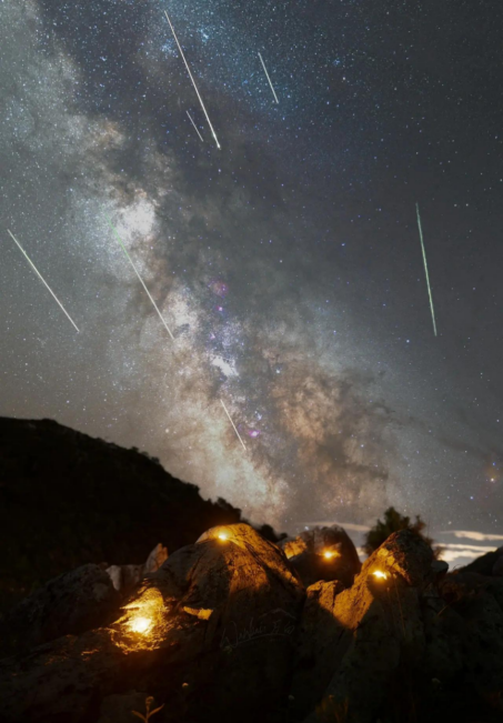 英仙座流星划过夜空 这款游戏里有你的星图