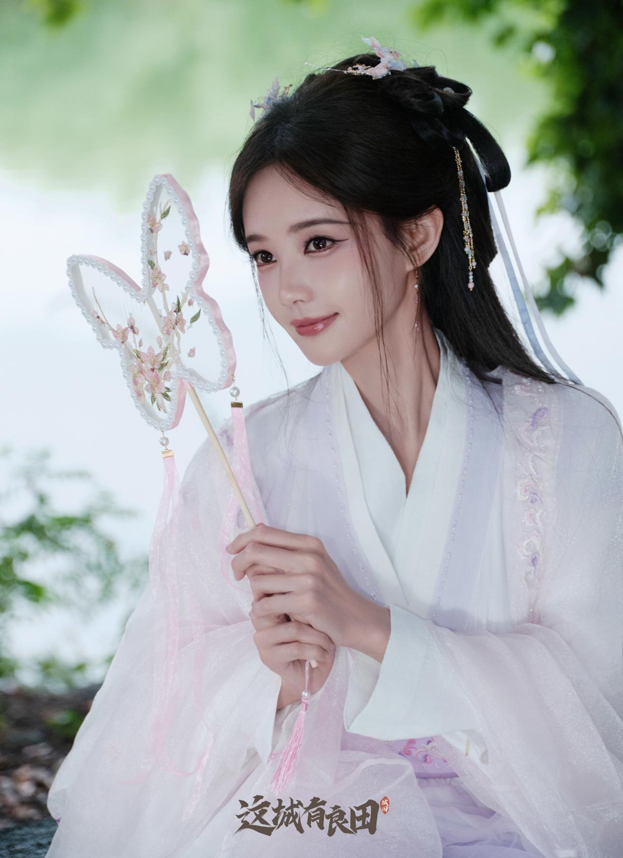 代言人李一桐直播拍摄美图来啦