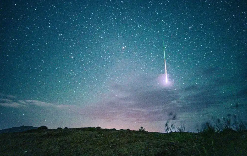 蓝色火流星划过夜空 这游戏藏策略奇观