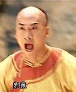 好不容易习惯了自己的长相，理个发又换了一种丑法。