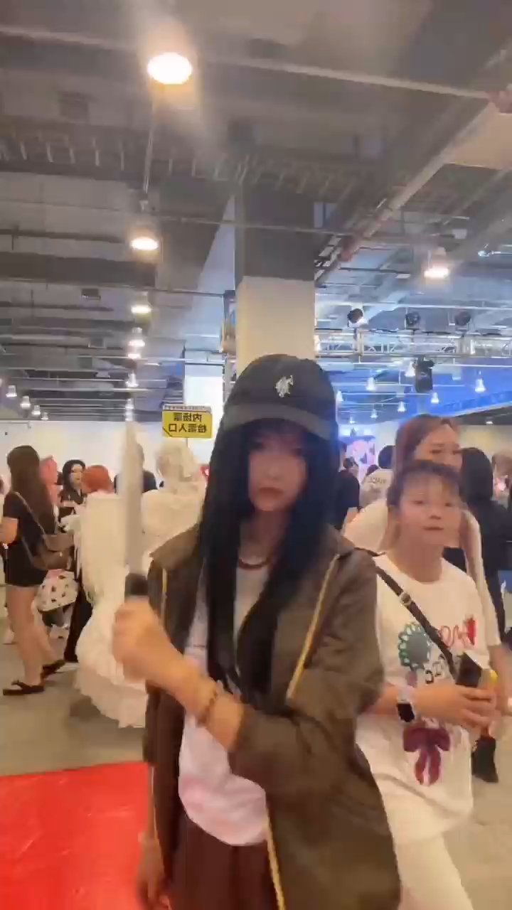 在别人面前尽管装，今后姐罩着你