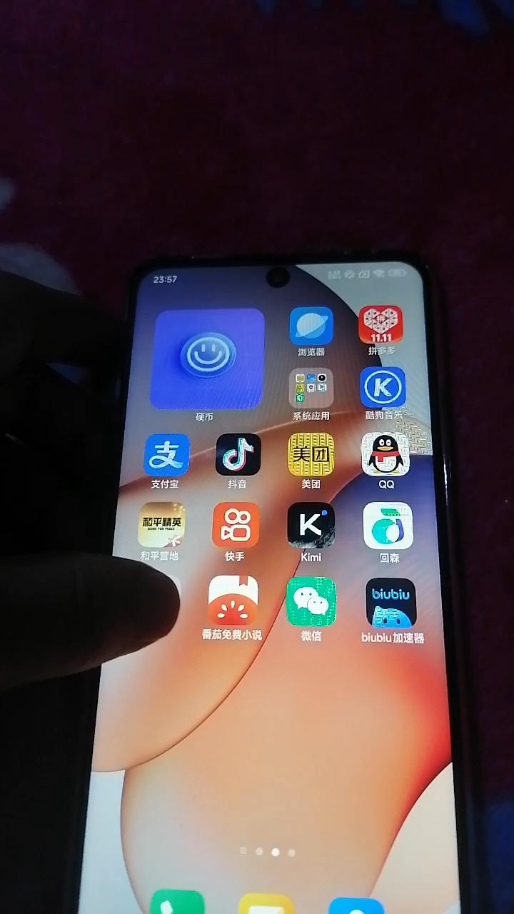 啥原因啊？我第1次下载，手机内存够。为啥一卡一卡的，游戏也是