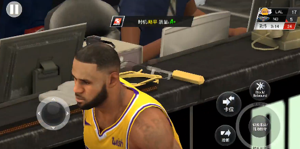 美职篮2K20：单打动作需要队员配合引走防守球员突破进球