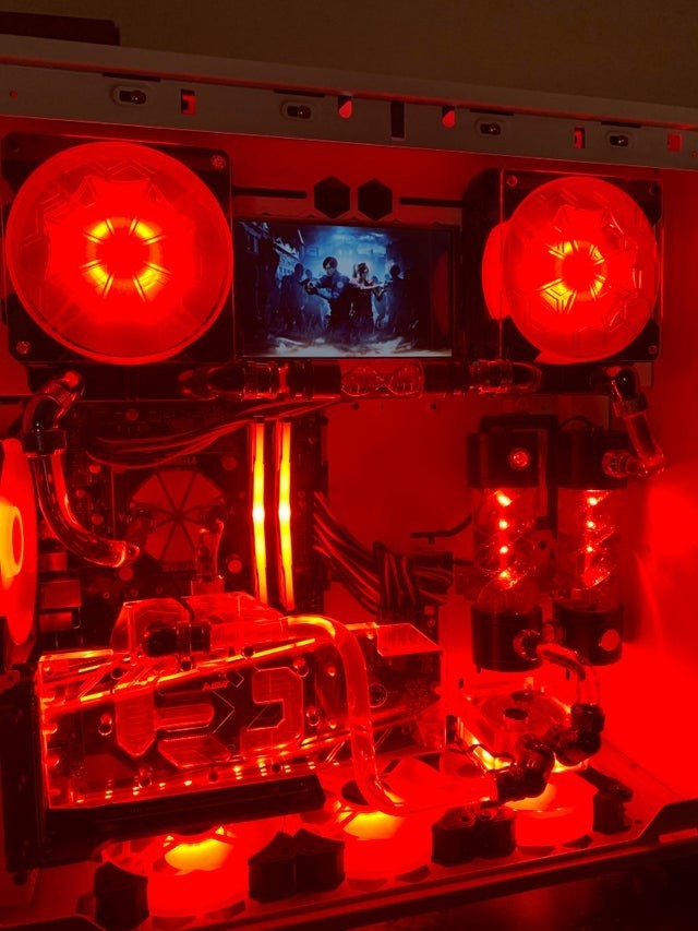 玩家自制生化危机主题机箱t病毒水冷真酷