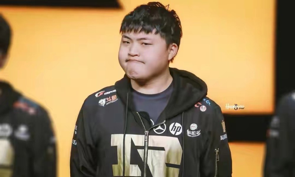 国服手游"绝活哥"上线,吸引uzi驻足围观!网友:需要偷师?