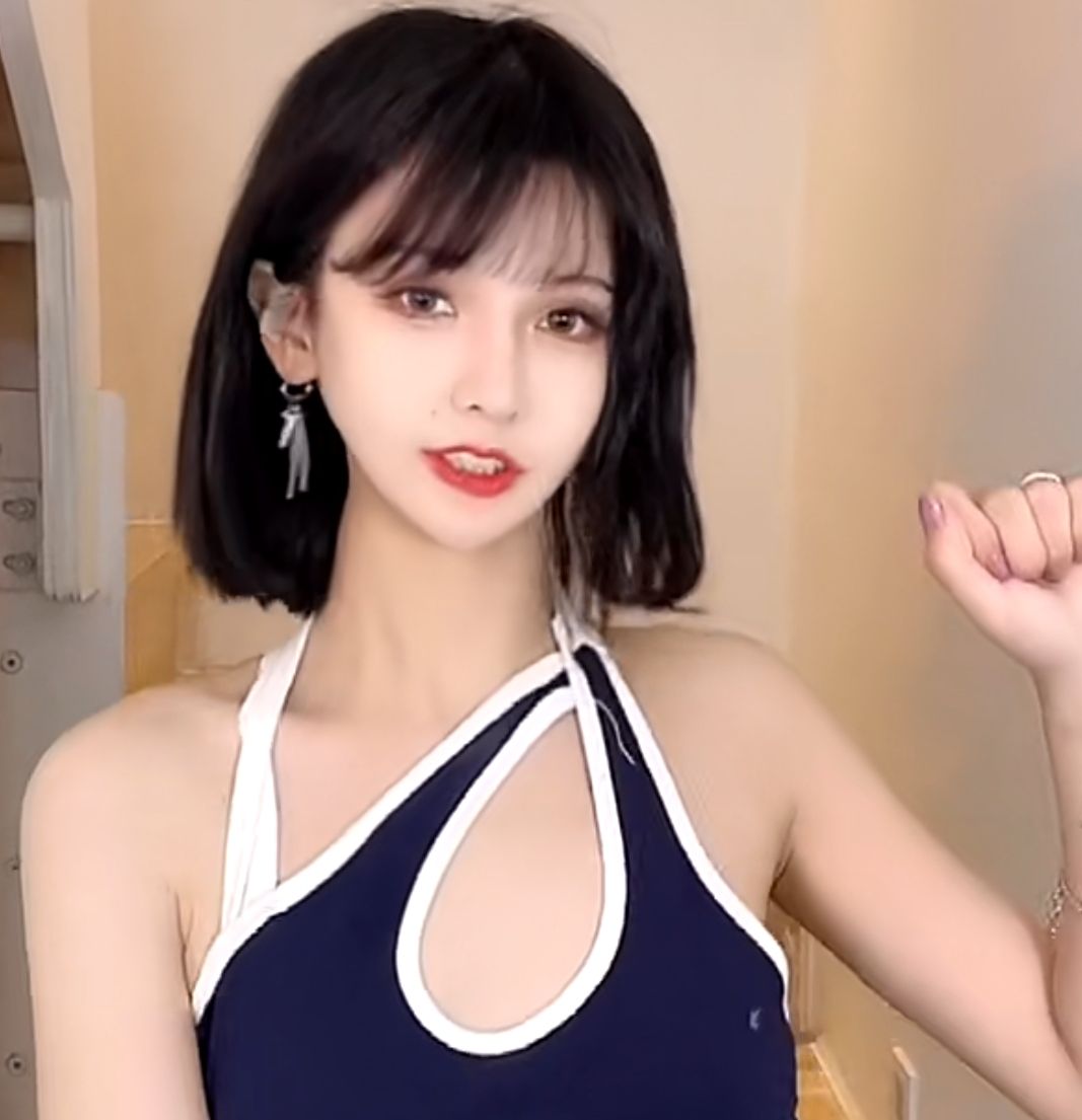 在夫赖和瓜妹刚分手时两位主播便有了暧昧的苗头,一只鱼一边大喊"感情