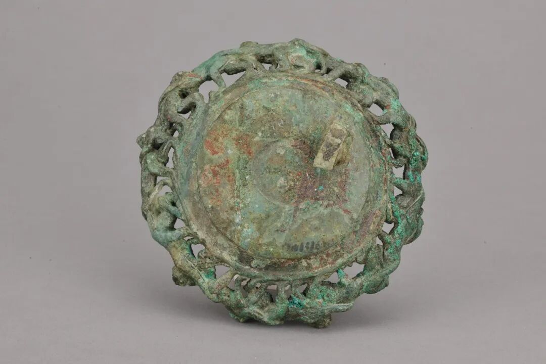 博物偃武丨猴影环生：一枚西汉扣饰中的千年追逐