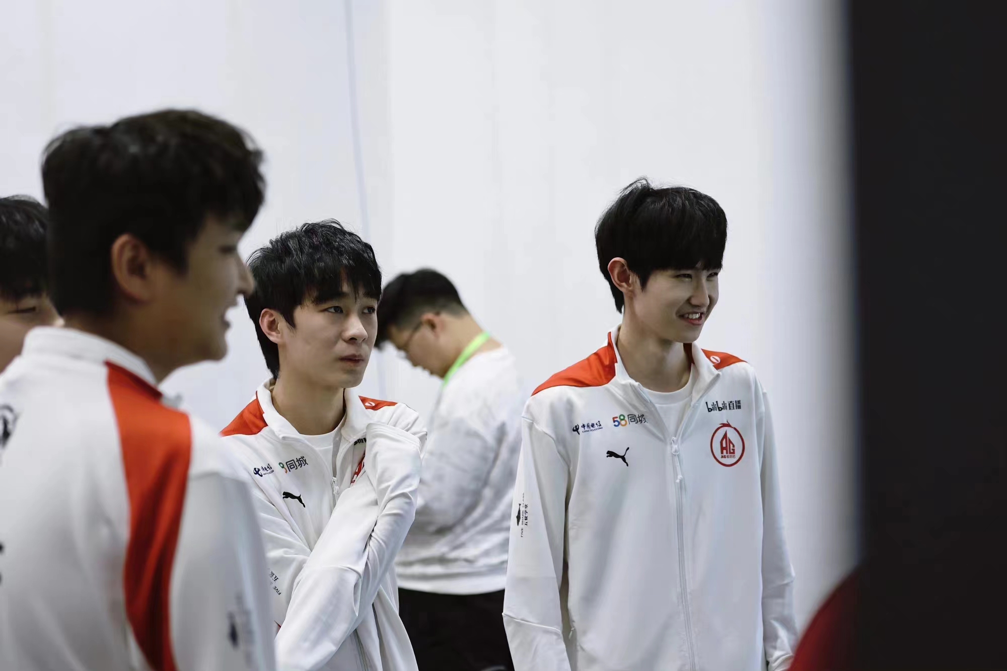 以前ag超玩会跟qghappy打总决赛,选手们赛前私信被一些人谩骂,原本