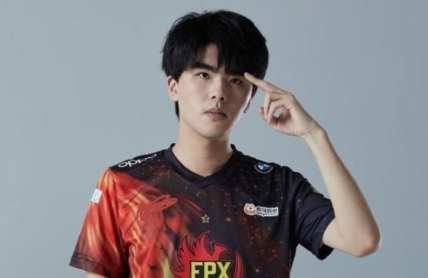 FPX击败RNG拿下春季赛开门红，LWX的队服让粉丝破防