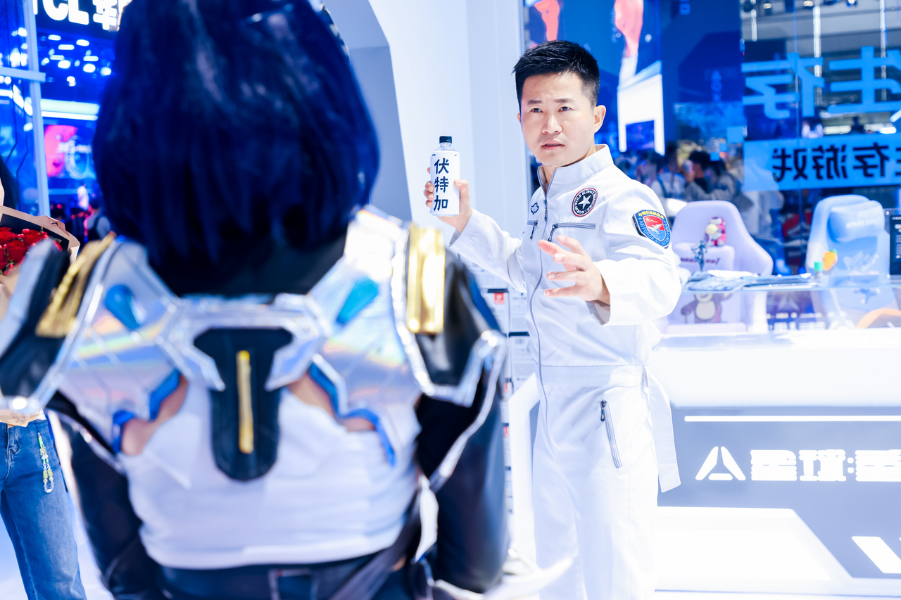 吴京在Chinajoy现场拍太空战狼？尊嘟假嘟？