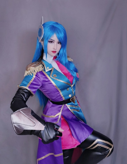 战斗学院蕾欧娜cos