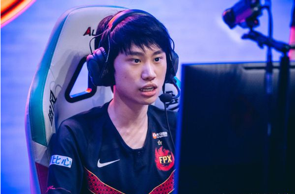 LOL：Uzi将在德杯掌控雷电，训练赛效果很好，Doinb泪洒直播间
