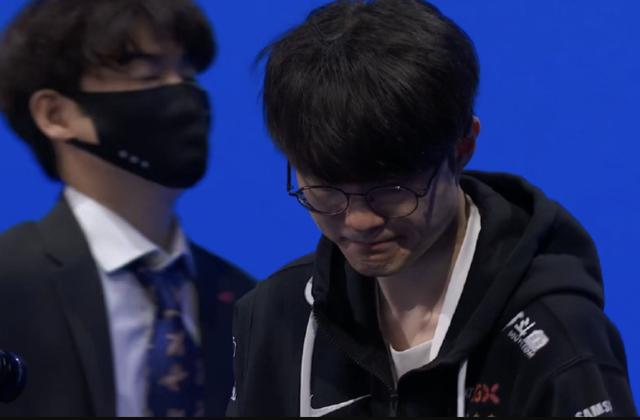 t1四强惨遭dk淘汰faker崩溃捂脸表情扎心赛后呆坐不愿离场