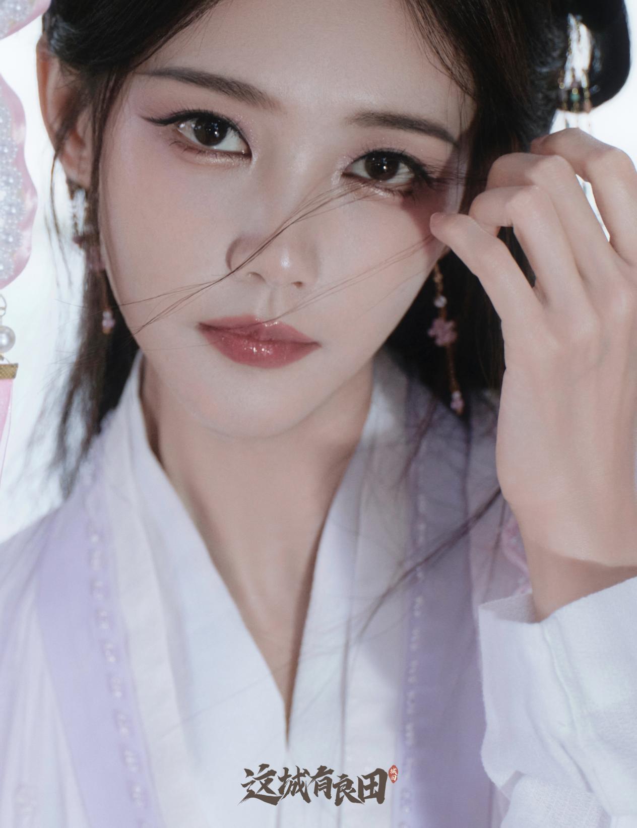 代言人李一桐直播拍摄美图来啦