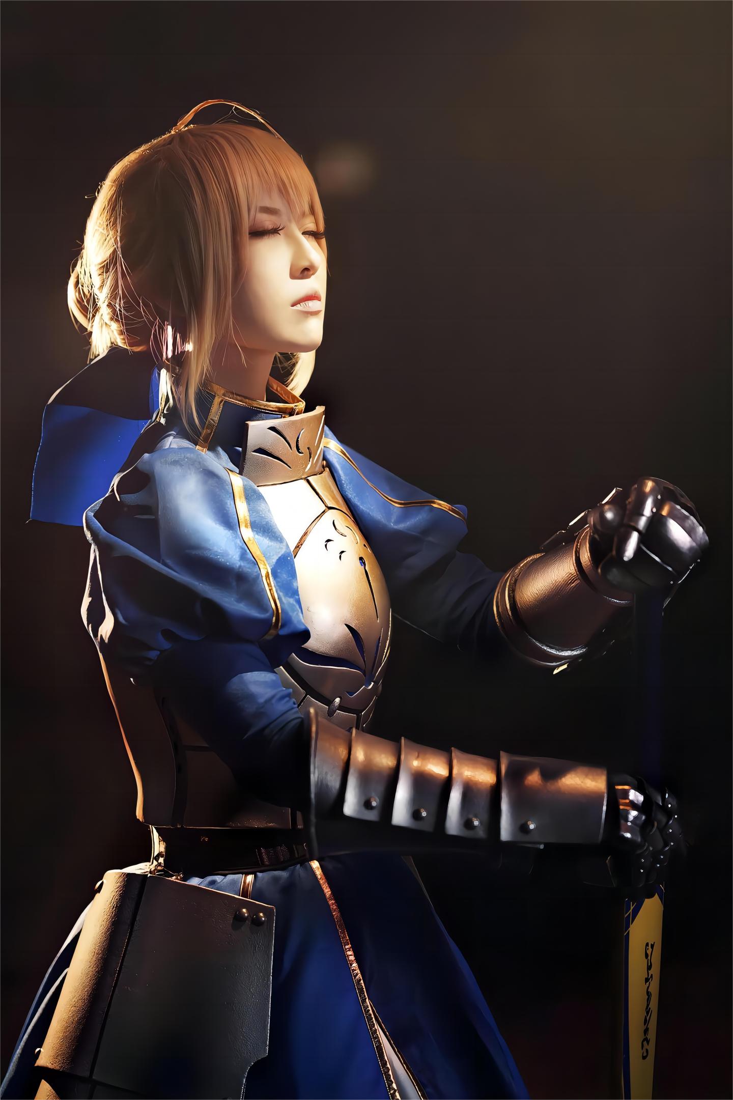 《方舟指令》cosplay独自守候在遗落之地，美丽而孤独的掌灯人