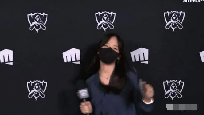 RNG首败后，LCK女主持现场跳舞庆祝