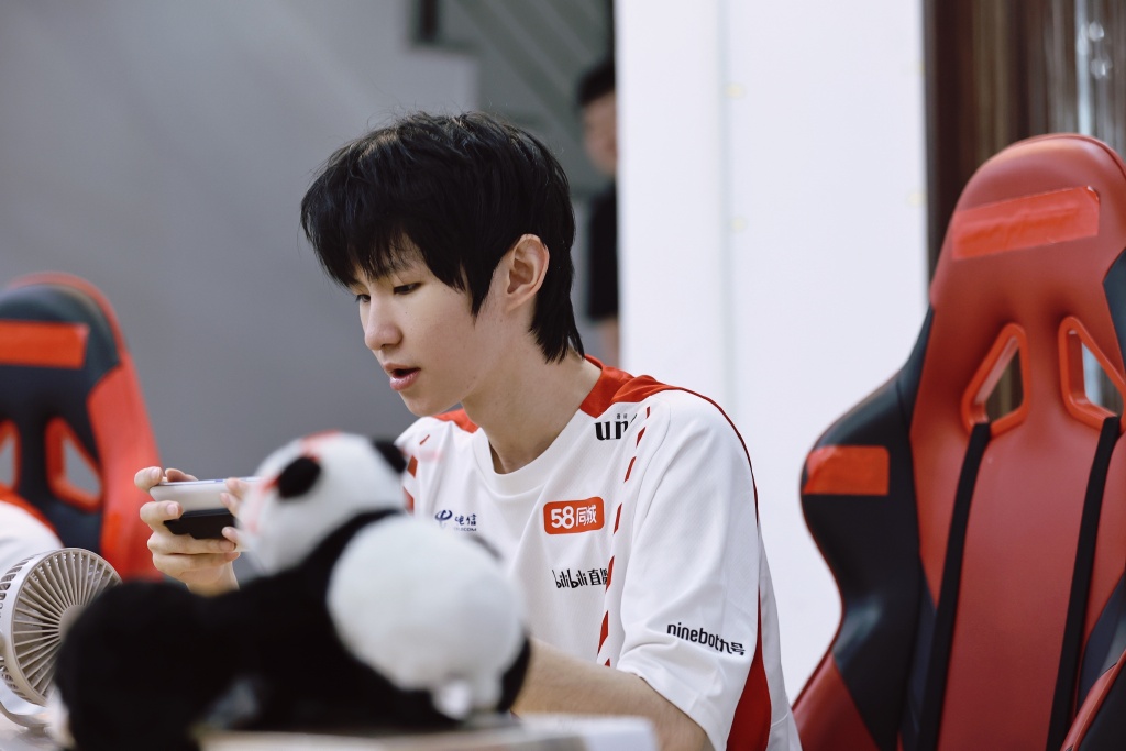 一诺葬送好局后将功赎罪小兽盛赞未央称要带ag重返巅峰