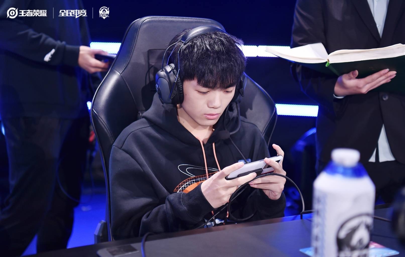 我们都知道,e星刚拿到本届kpl的总冠军,作为队伍中的对抗路选手,坦然