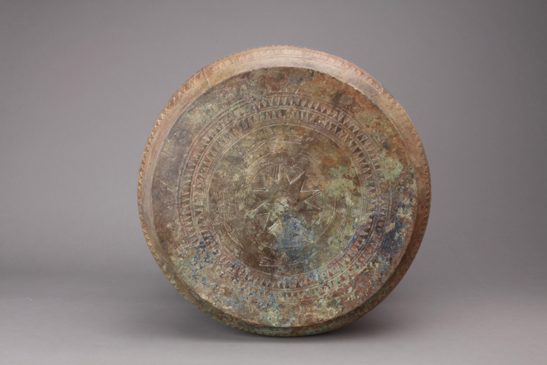 博物偃武丨一面铜鼓，三重使命。听它讲述祭祀、军令与权柄的千年故事