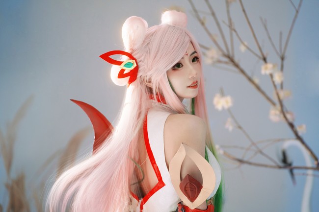 cosplay《英雄联盟》艾瑞莉娅，小姐姐气质非凡，堪称神还原