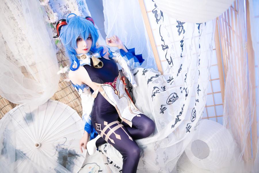 甘雨cos如琉璃般飘落