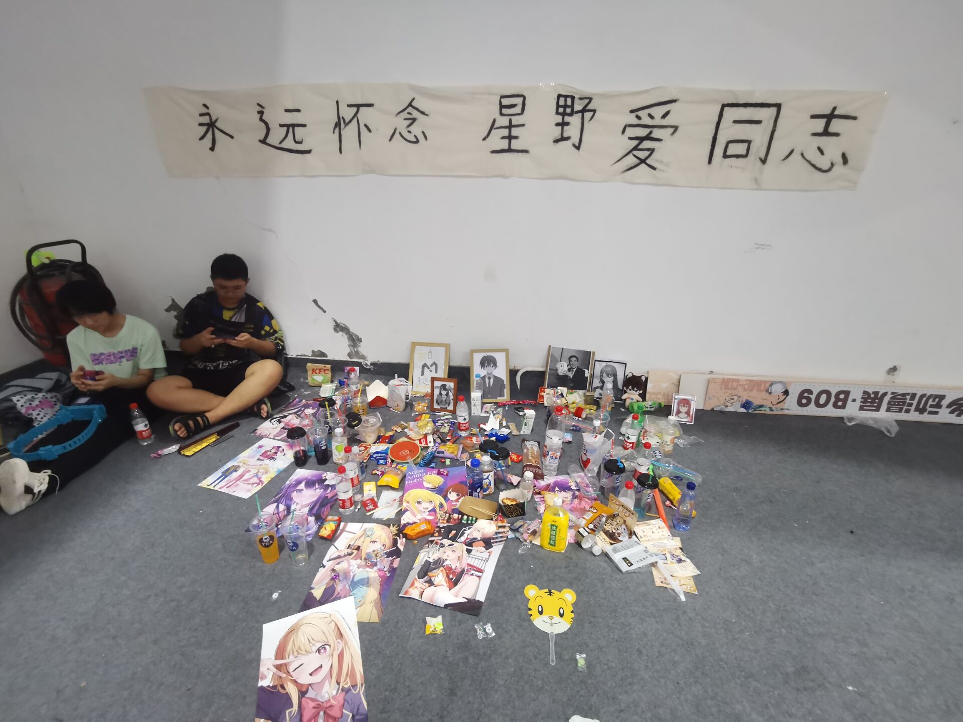 郑州梦乡漫展二次元 COS 整活，现场设有“二次元上香点”，还有女仆奥特曼？