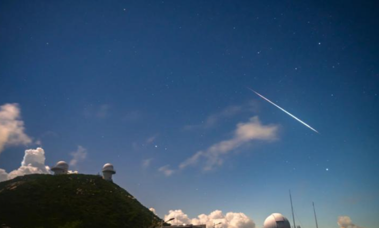 蓝色火流星划过夜空 这游戏藏策略奇观