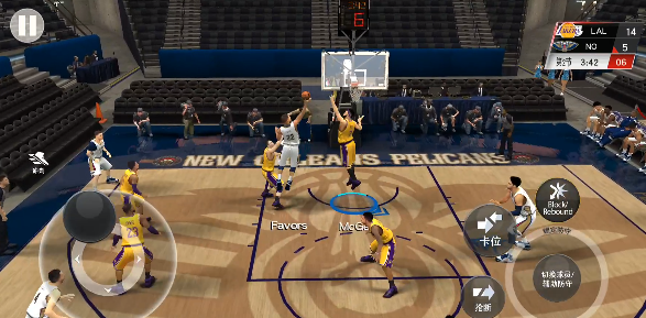 美职篮2K20：单打动作需要队员配合引走防守球员突破进球