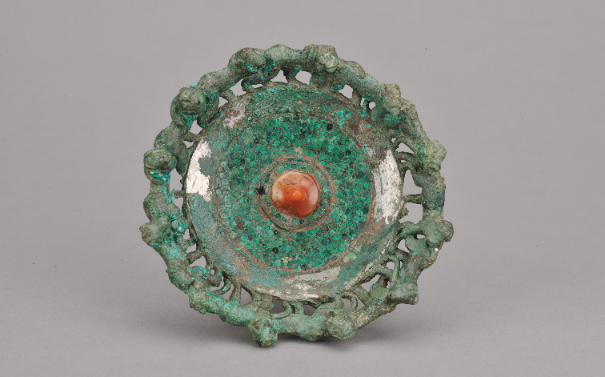 博物偃武丨猴影环生：一枚西汉扣饰中的千年追逐