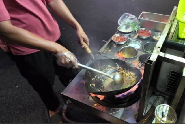 深夜炒粉摊的烟火暖 这游戏藏更浓的江湖情