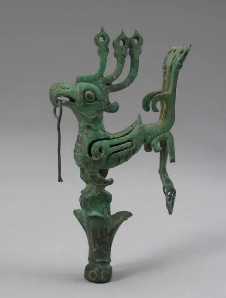 神鸟纹路看起来十分典雅,搭配太阳形装饰腰带,反映了三星堆突出的太阳