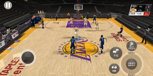 美职篮2K20：三分线外持球呼叫队友挡拆拿到空位快速得分