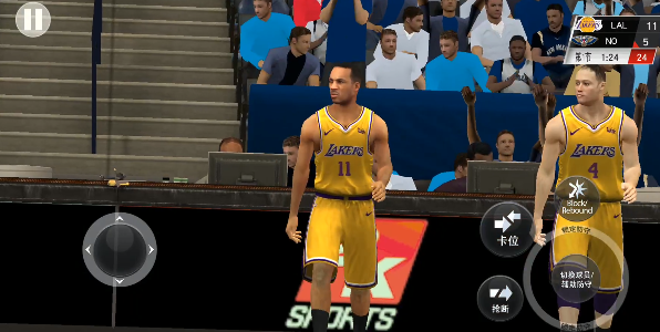 美职篮2K20：使用迷踪步动作实现跨步上篮即可拿下得分