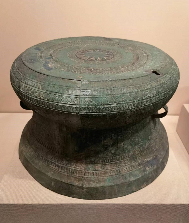 博物偃武丨一面铜鼓，三重使命。听它讲述祭祀、军令与权柄的千年故事