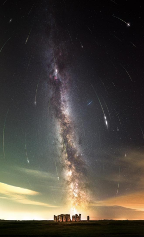 英仙座流星划过夜空 这款游戏里有你的星图