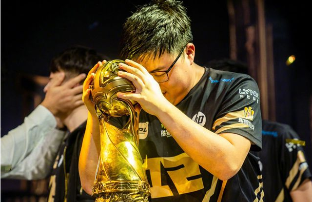 LOL：Uzi将在德杯掌控雷电，训练赛效果很好，Doinb泪洒直播间