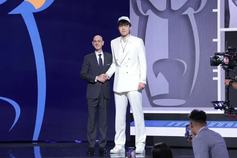 恭喜杨瀚森进入NBA，今日登录即得<限时&现役>抽卡券各*16！