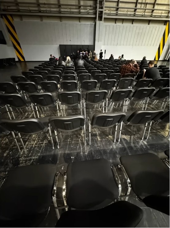 英国上演“史上最凉游戏展”：万人场馆“空空如也”，大佬对着空座椅吹牛