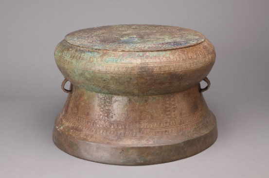 博物偃武丨一面铜鼓，三重使命。听它讲述祭祀、军令与权柄的千年故事