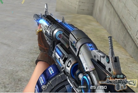 上图中的穿越火线第一款英雄级霰弹枪aa12—雷霆,在去年9月与生化版本