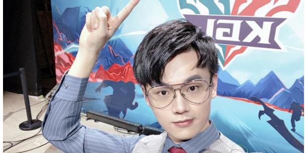 王者荣耀瓶子终于复出加入冬冠解说阵容他的惩罚终于解除