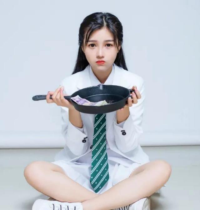 和平精英柔柔晒浴室美照,为练出马甲线拼尽全力,早餐照让人心疼