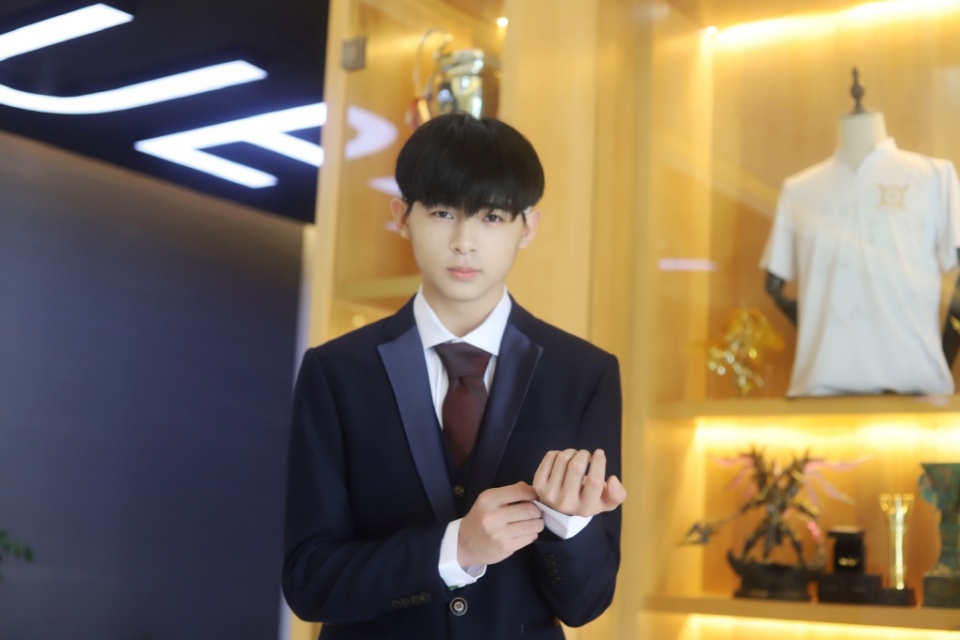 xqf伞兵穿西装洋气不求人穿西装帅气鲨鱼哟穿西装一言难尽