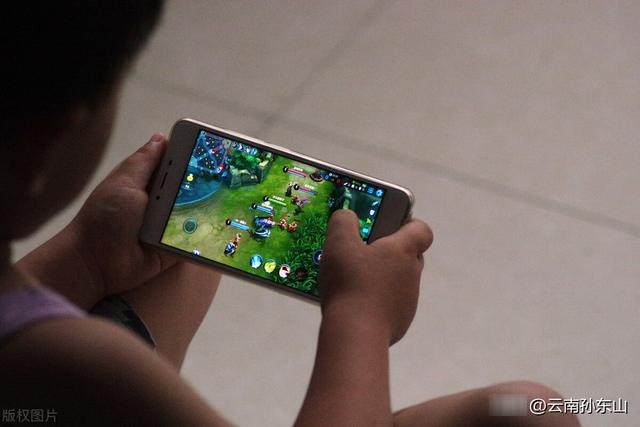 一个5岁小朋友玩王者荣耀的操作水平超过30岁的中年人