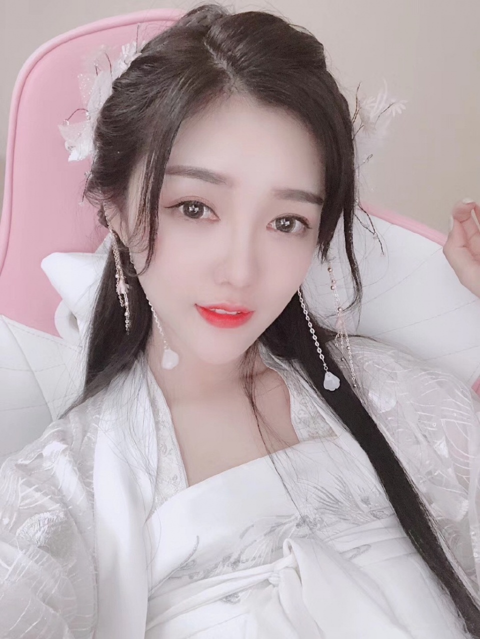 虎牙和平精英春晚不求人挑大梁三位女主播只有她是一哥的菜