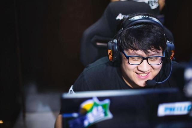 小孩点评lgd打r7就要这种虐菜的感觉就像我打钻石局一样