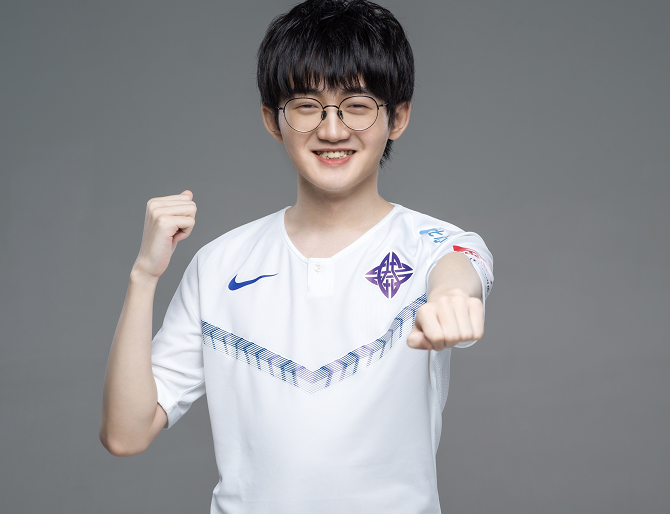 estar就把他们的中单选手换了,由于cryin要回去rng了,estar也只能被迫