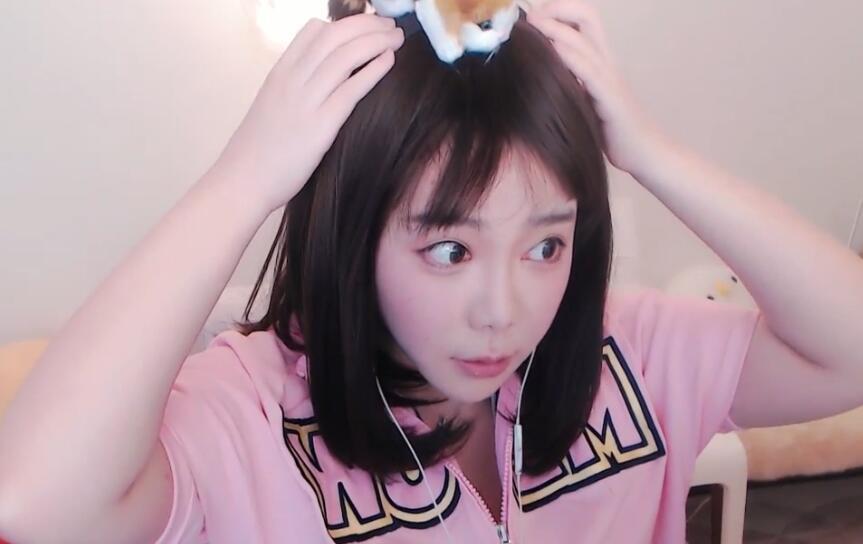 斗鱼炉石一姐卖u盘都能赚80万水友调侃里面资料值得反复学习